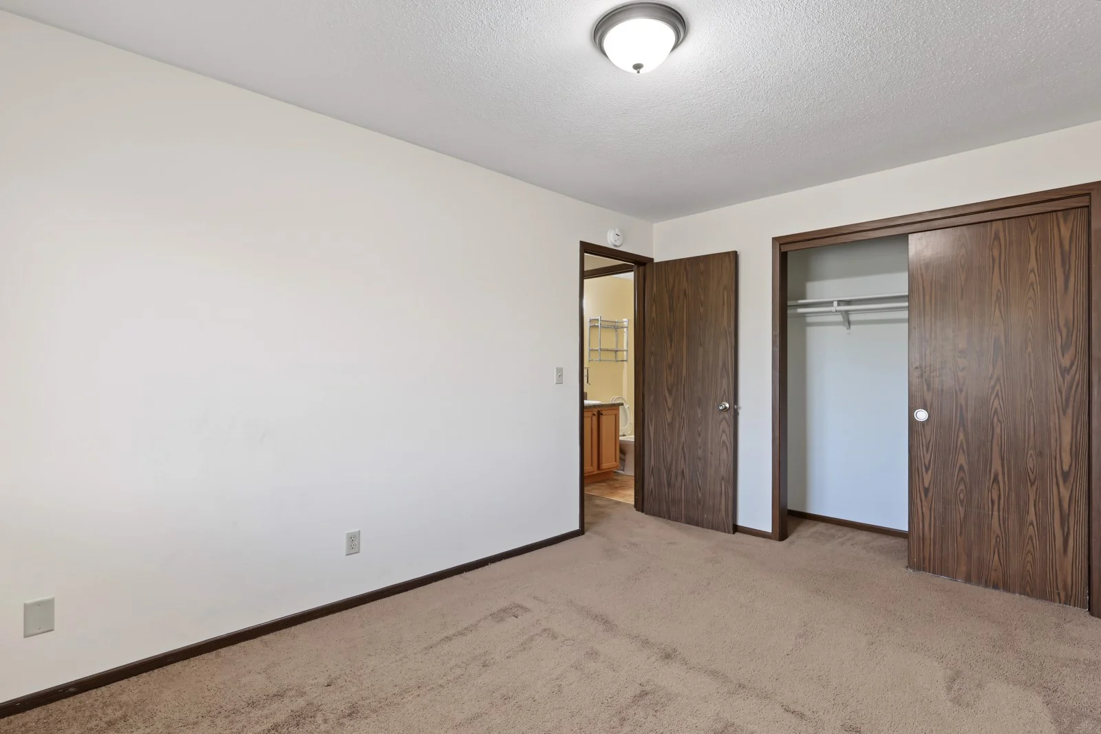 Goldbriar Chateau — Sale in Des Moines, IA, photo 2 of 8