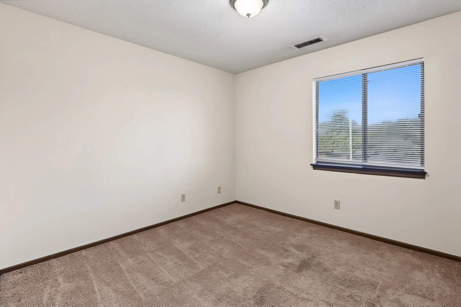 Goldbriar Chateau — Sale in Des Moines, IA, photo 4 of 8