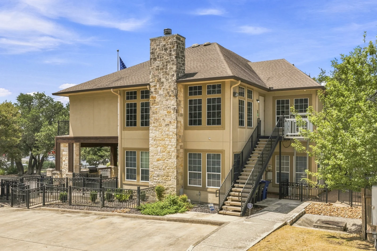 16914 San Pedro Ave — Sale in San Antonio, TX, photo 3 of 8