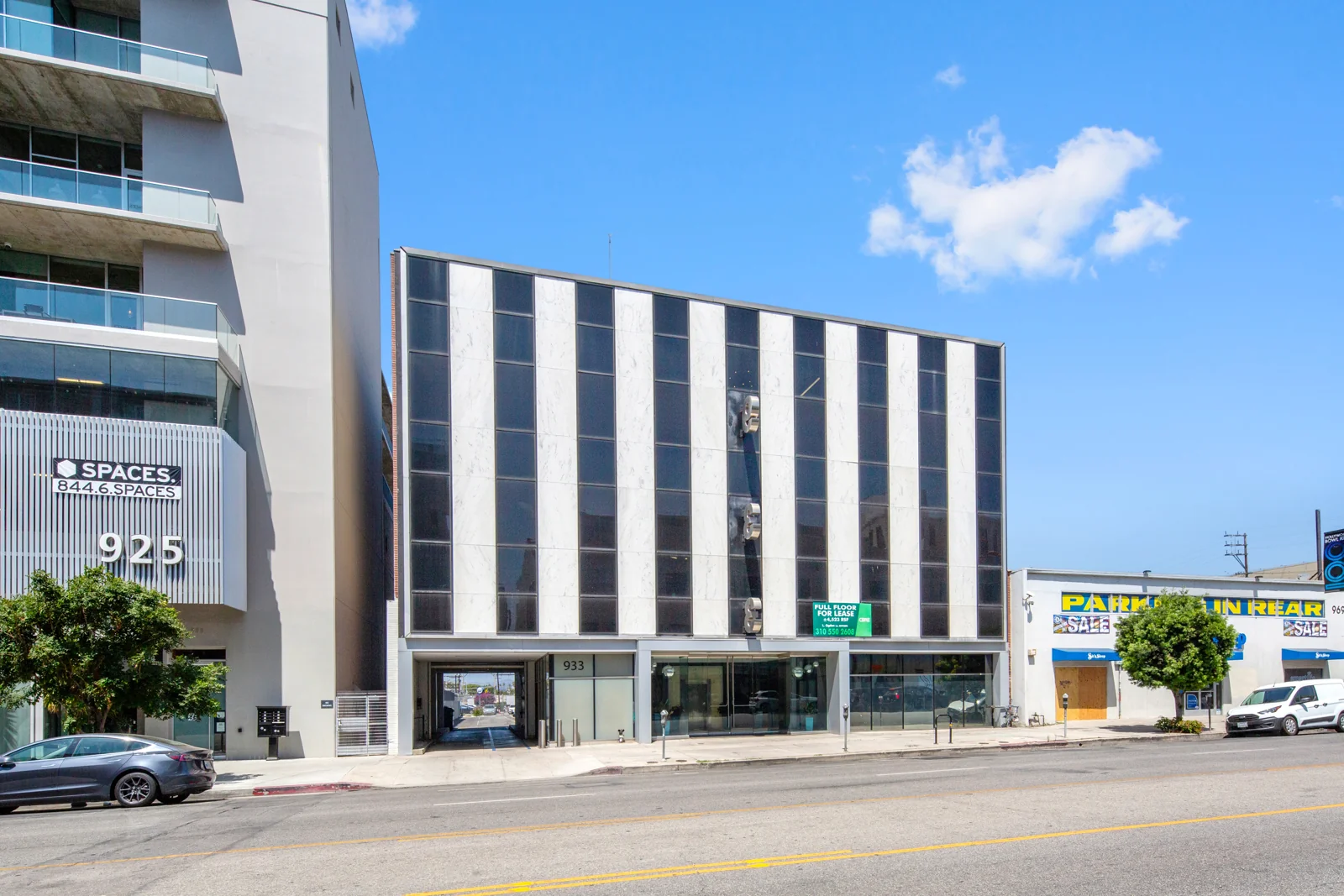 933 N La Brea — Sale in Los Angeles, CA, photo 2 of 2