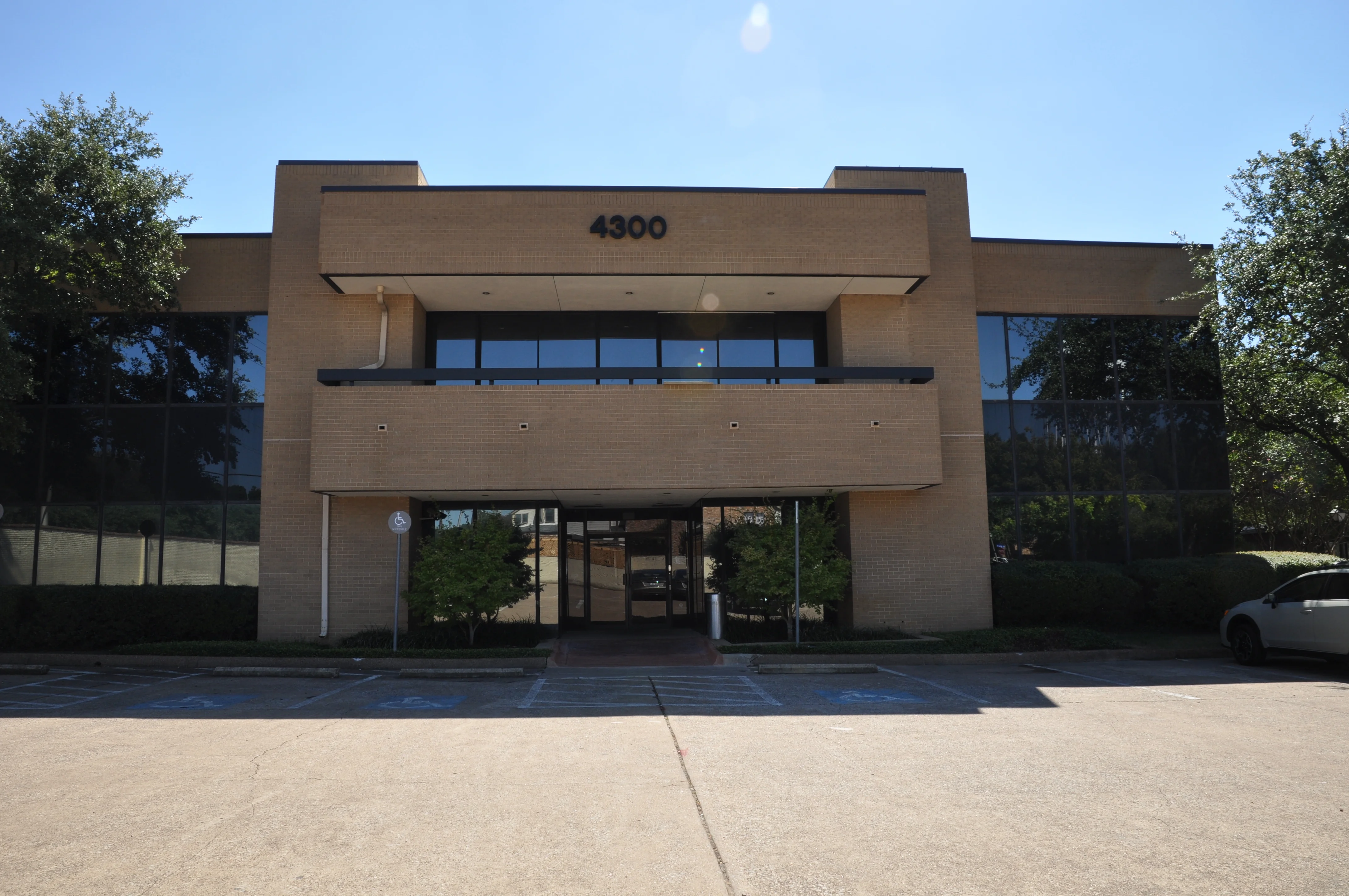 Highland Park West — Lease in Dallas, TX, photo 1 of 8