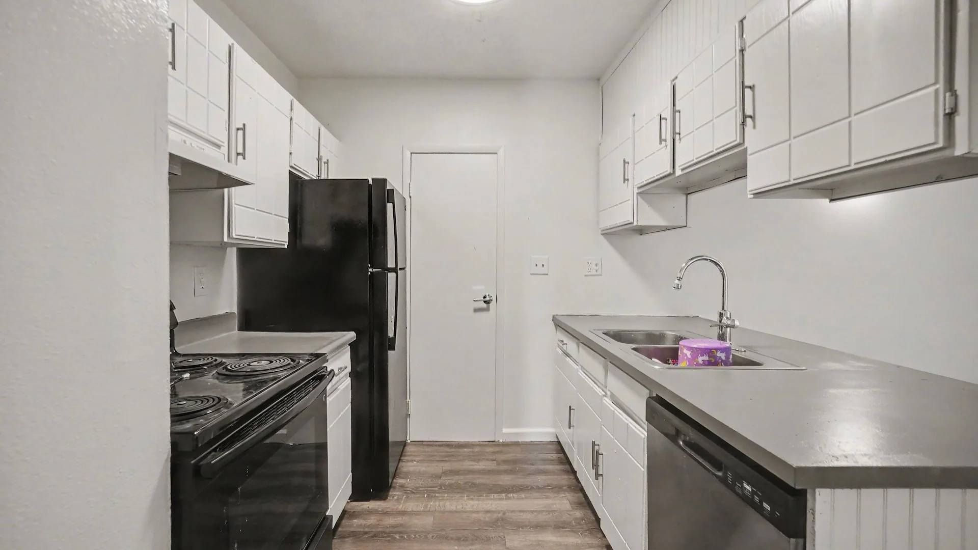 Squire & Duchess — Sale in Edgewater, CO, photo 3 of 4