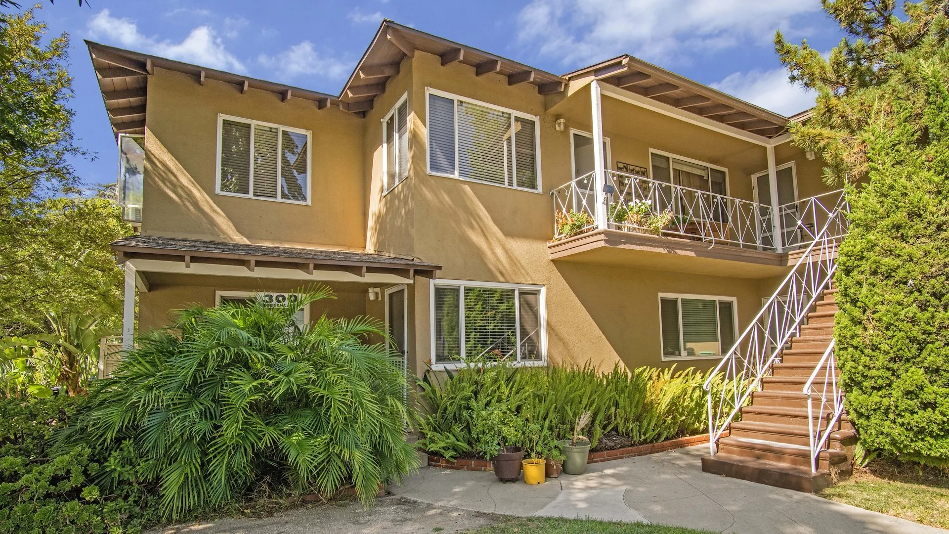 300 N Screenland Dr — Sale in Burbank, CA, photo 1 of 2