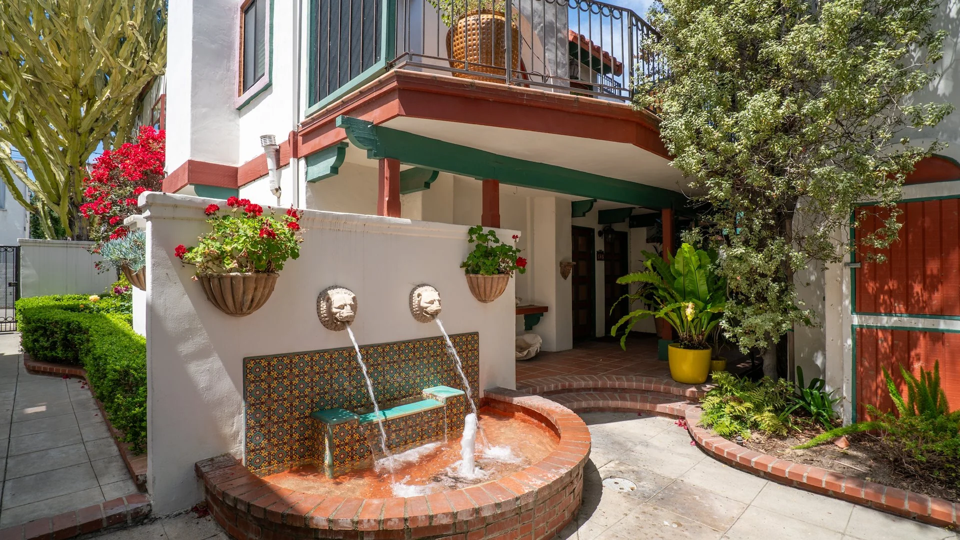 815 Roswell Ave — Sale in Long Beach, CA, photo 2 of 6