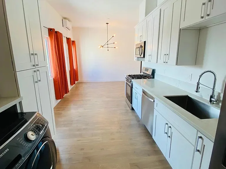 944 Pacific Ave — Sale in Long Beach, CA, photo 2 of 5