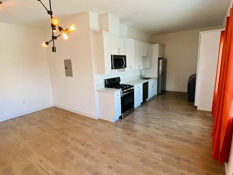 944 Pacific Ave — Sale in Long Beach, CA, photo 5 of 5