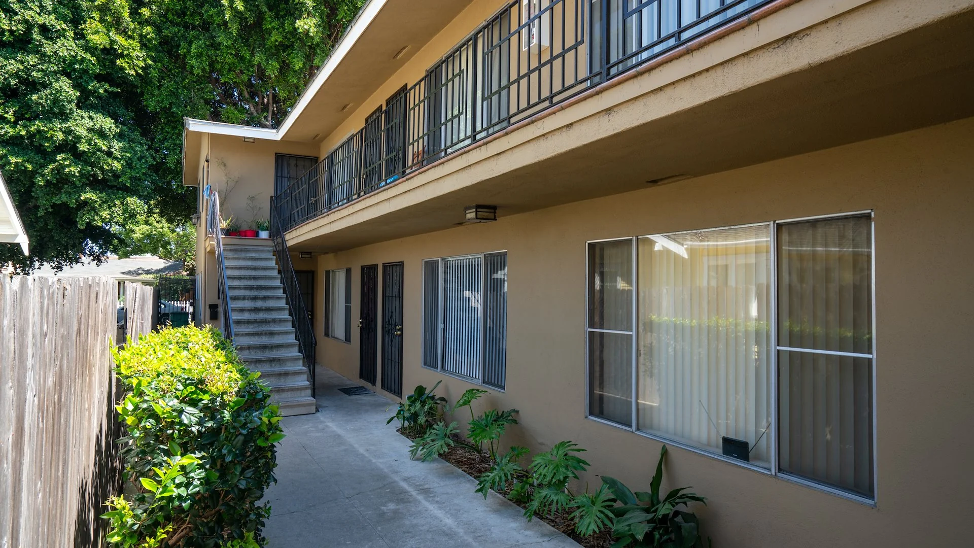 1137 Junipero Avenue — Sale in Long Beach, CA, photo 5 of 6