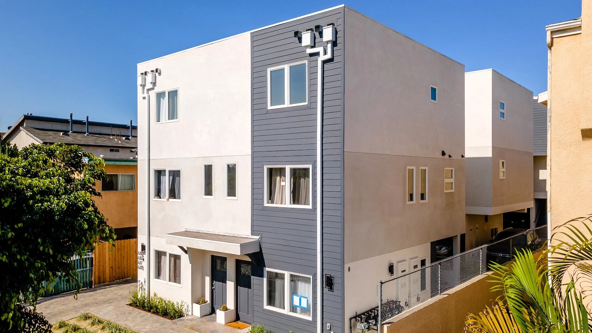 635 N Harvard — Sale in Los Angeles, CA, photo 2 of 2