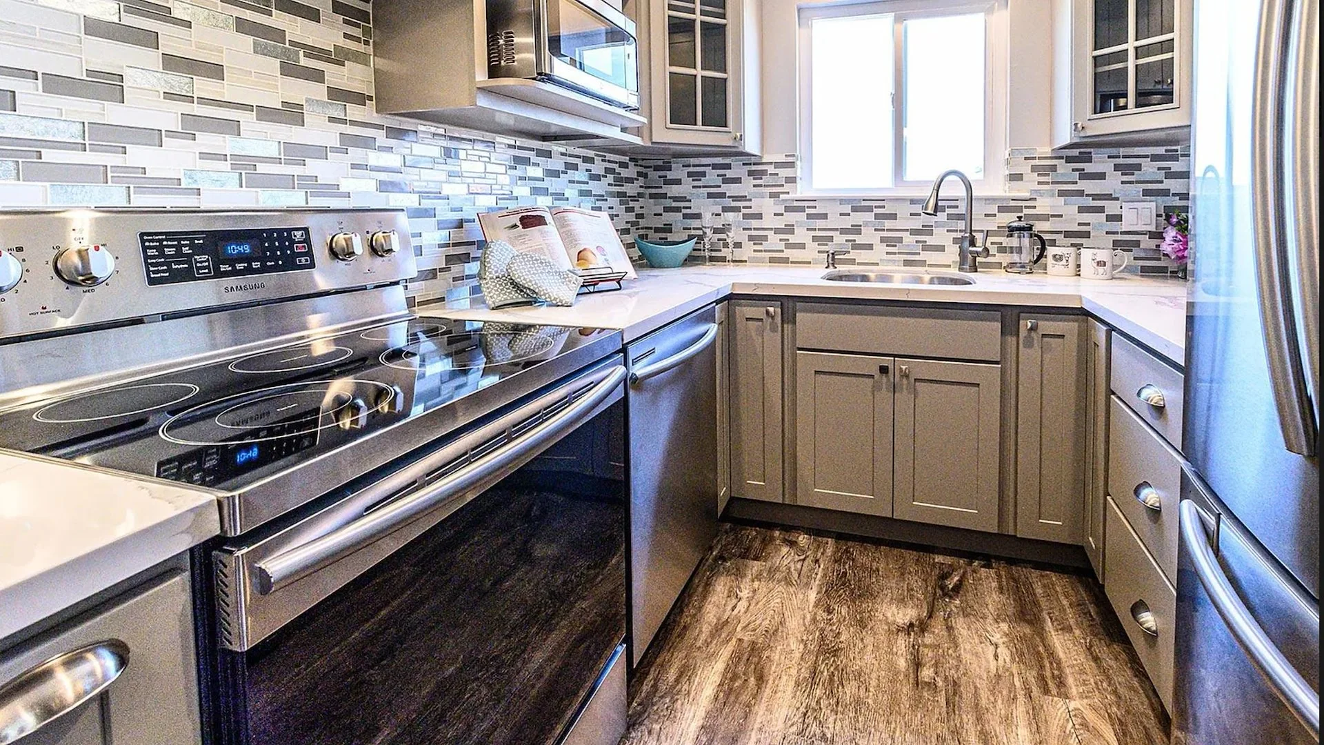French Quarter Apartments — Sale in Hayward, CA, photo 5 of 6