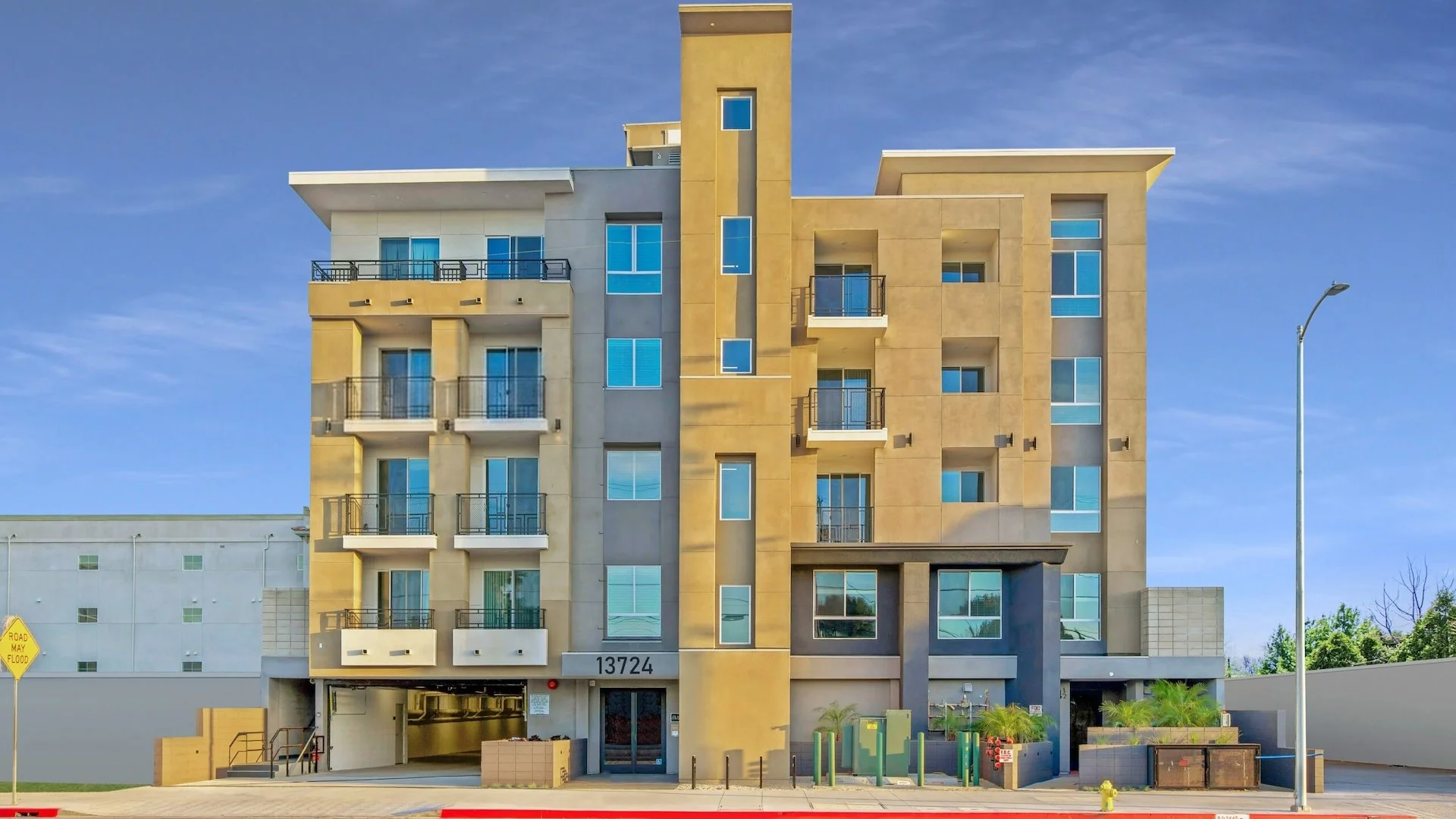 13724 Victory Blvd — Sale in Los Angeles, CA, photo 1 of 2