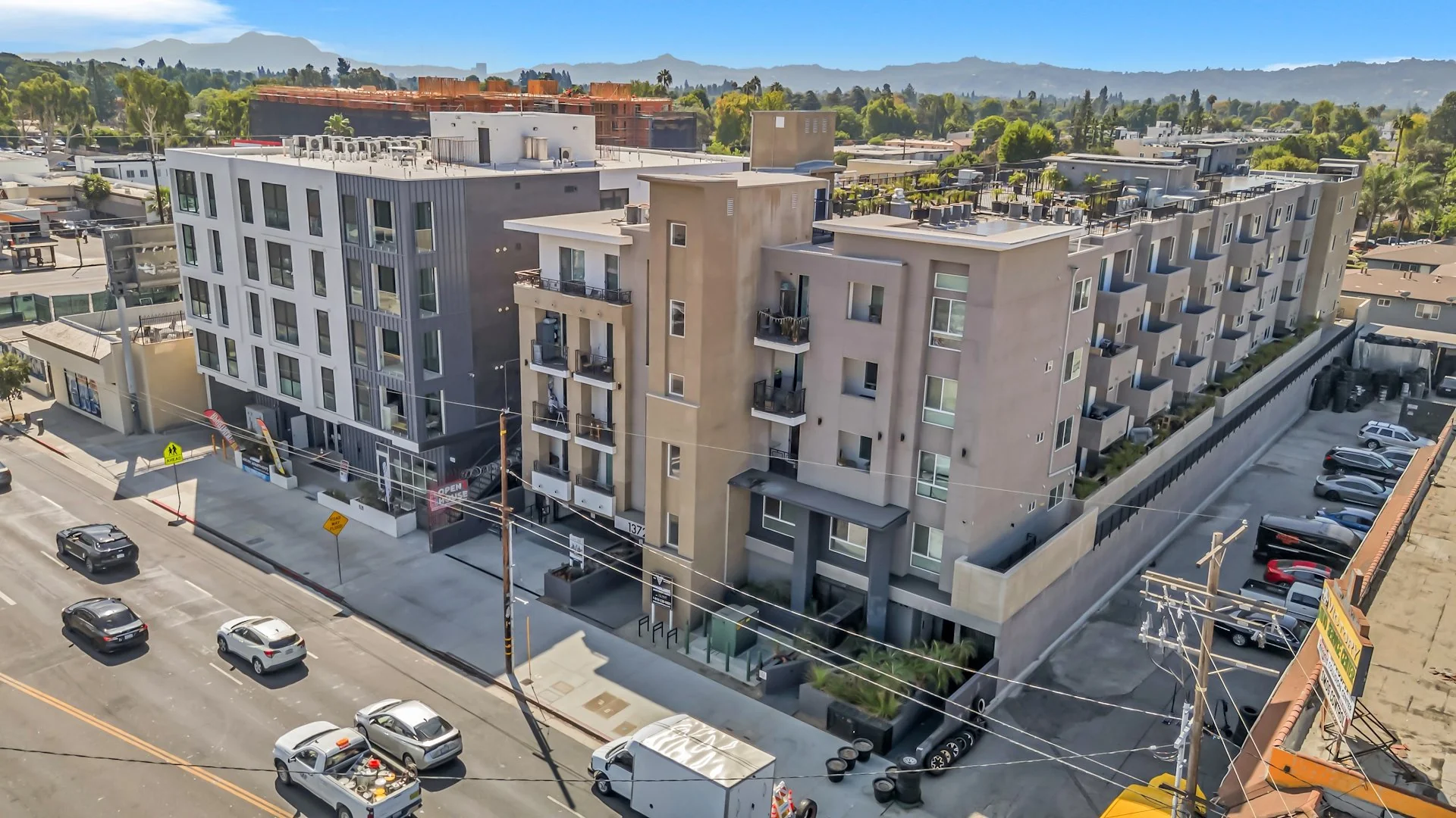 13724 Victory Blvd — Sale in Los Angeles, CA, photo 2 of 2