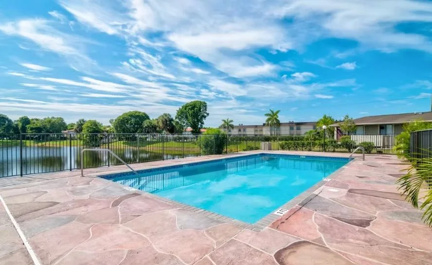 Oakland Hills Apartments — Sale in Margate, FL, photo 5 of 7