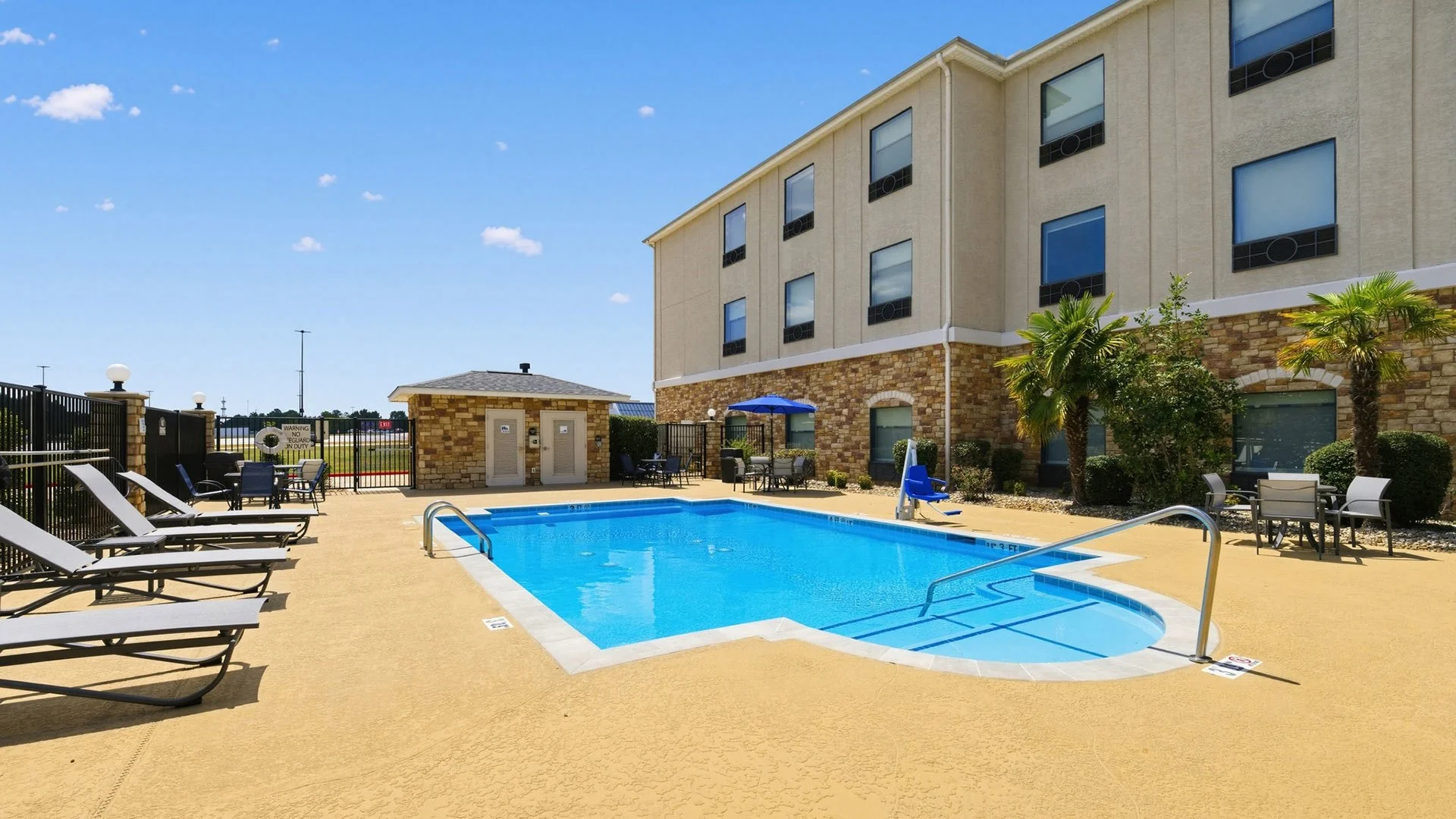 Holiday Inn Express & Suites Texarkana — Sale in Texarkana, TX, photo 4 of 6