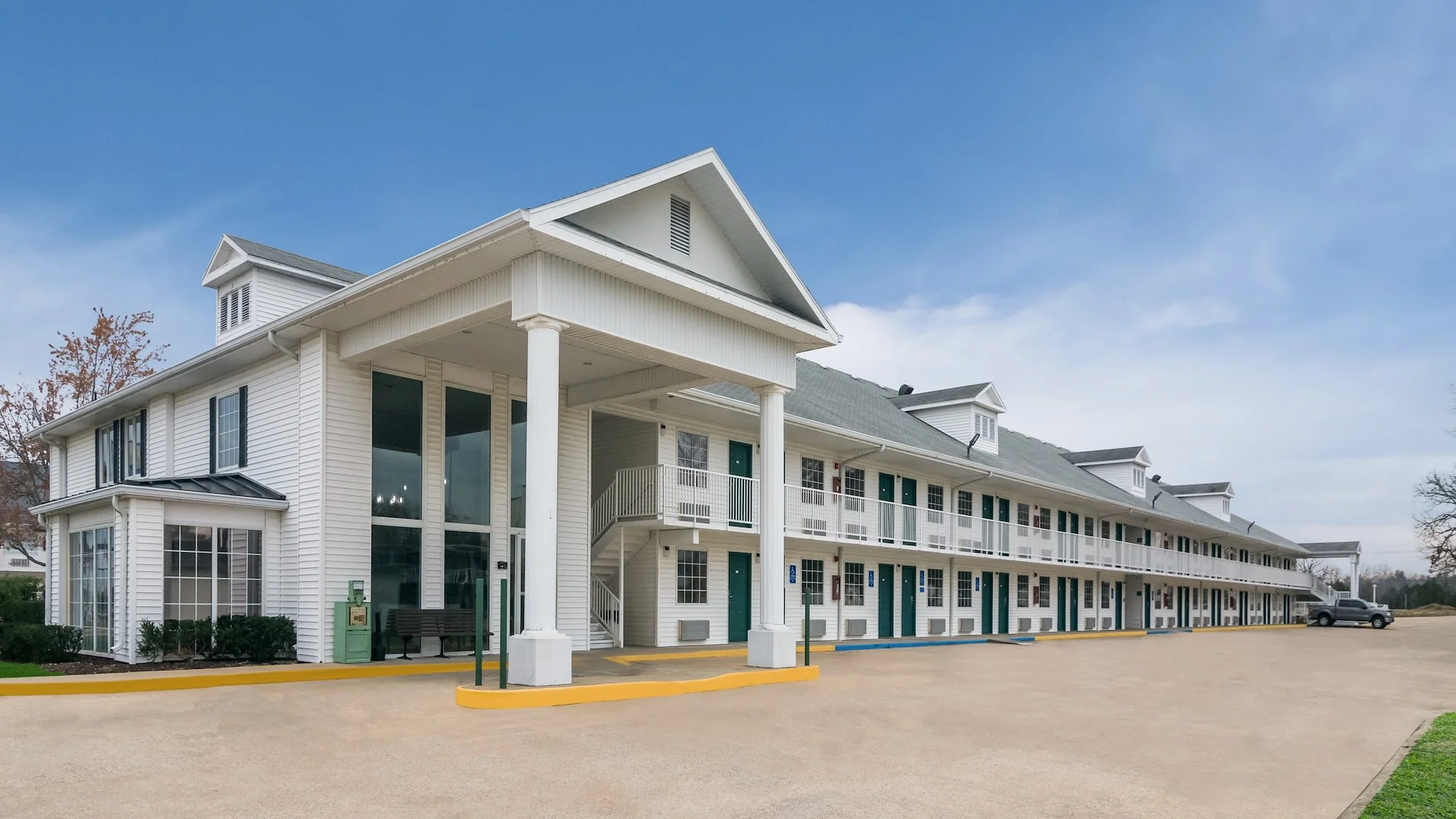 Econo Lodge Branson Theater District — Sale in Branson, MO, photo 1 of 5
