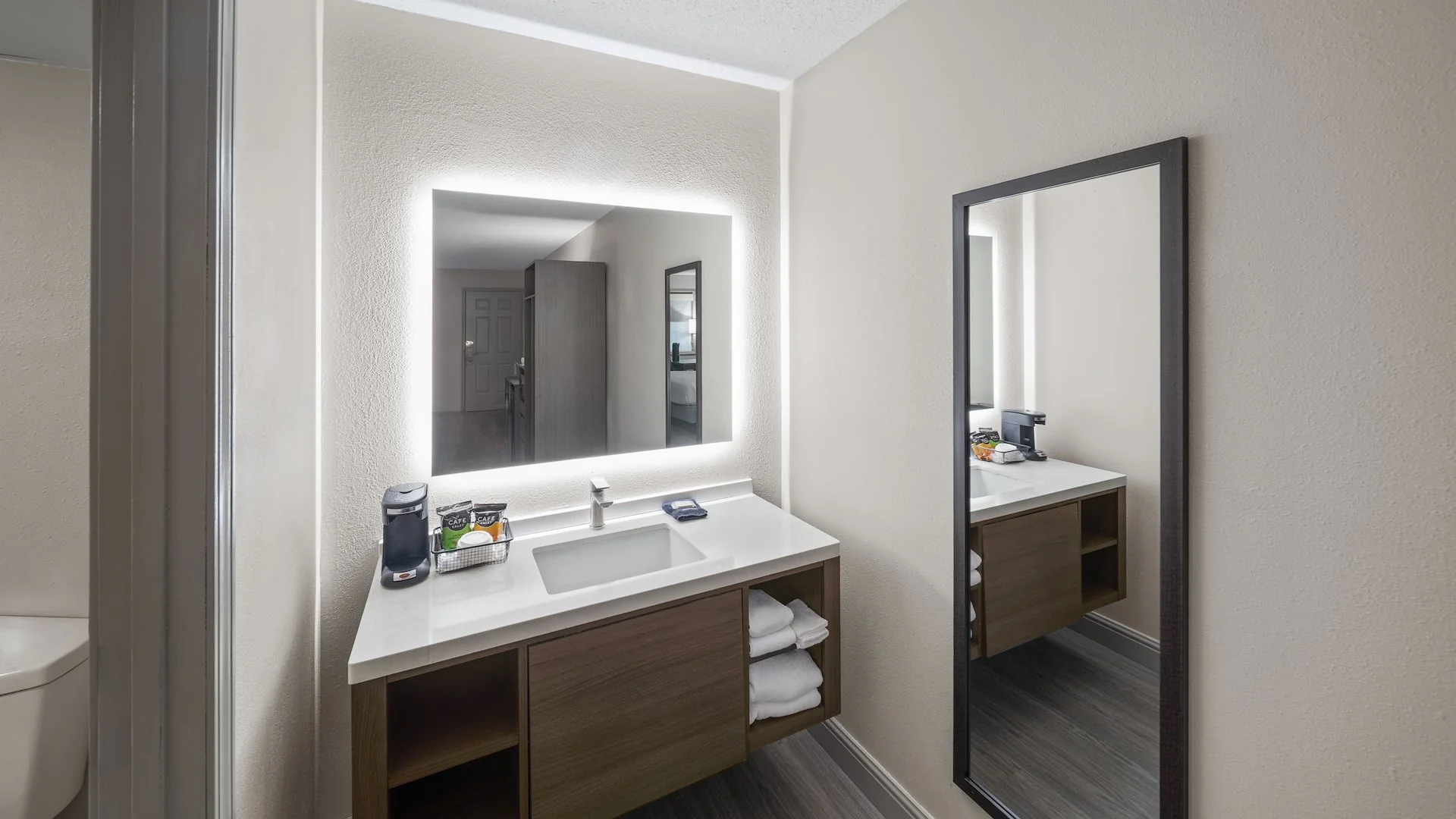 Angel Inn Near IMAX, a Travelodge by Wyndham — Sale in Branson, MO, photo 2 of 5