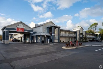 Dual Brand Econo Lodge & Suburban Studio — Sale in Daytona Beach, FL, photo 2 of 3