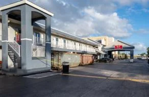 Dual Brand Econo Lodge & Suburban Studio — Sale in Daytona Beach, FL, photo 3 of 3