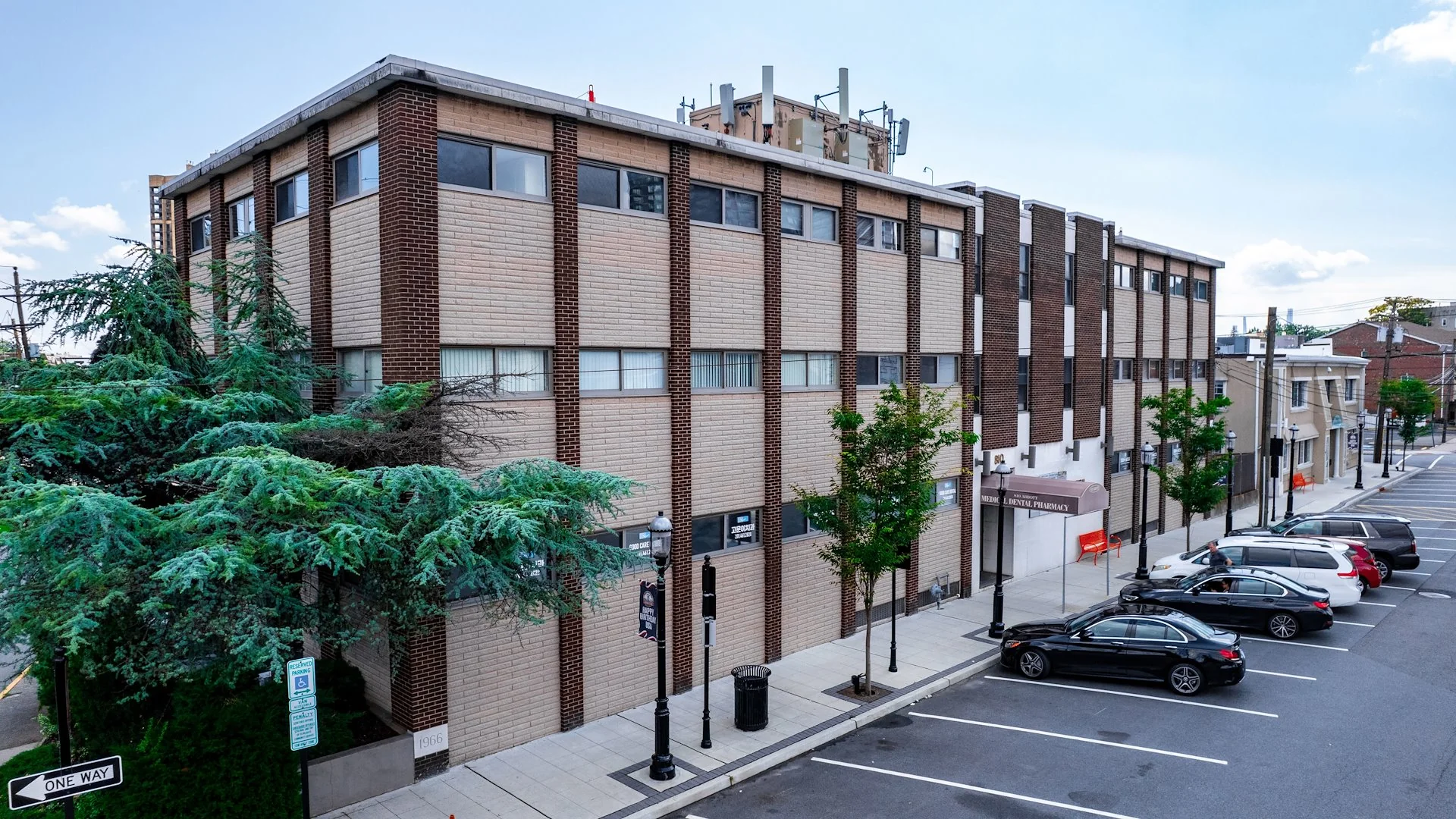 Palisades Medical Arts Building — Sale in Fort Lee, NJ, photo 1 of 2
