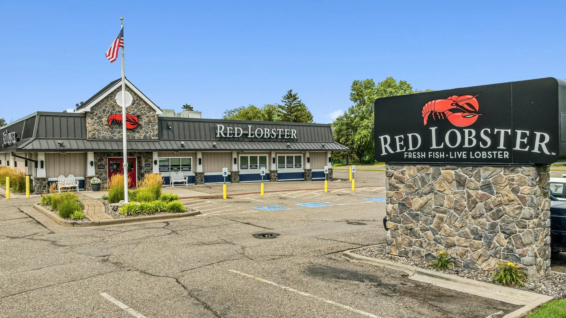 Red Lobster | Target Outparcel | 45,000+ Cars Per Day… — Sale in Minneapolis, MN, photo 1 of 4