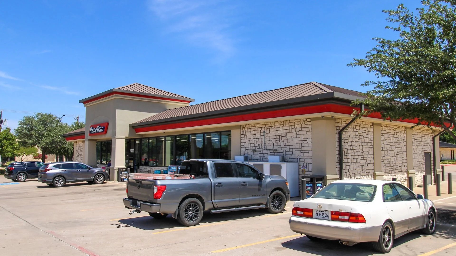 RaceTrac (Recent 10-Year Extension) — Sale in Arlington, TX, photo 1 of 4
