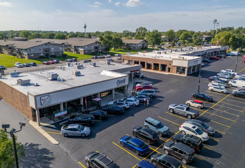 Somerset Plaza | Unanchored Strip Retail | DuPage… — Sale in Willowbrook, IL, photo 1 of 8