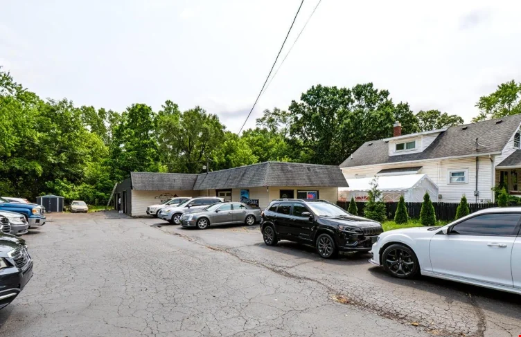 2427 S Rundle Ave — Sale in Lansing, MI, photo 1 of 8
