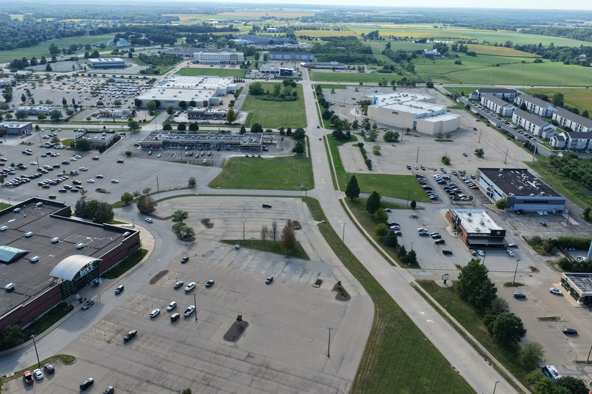 7 Retail Outlots | Shoppes at Grand Prairie — Sale in Peoria, IL, photo 2 of 8