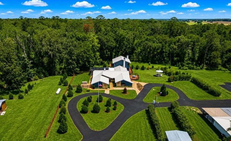 Brooksville Estate — Sale in Brooksville, FL, photo 3 of 8