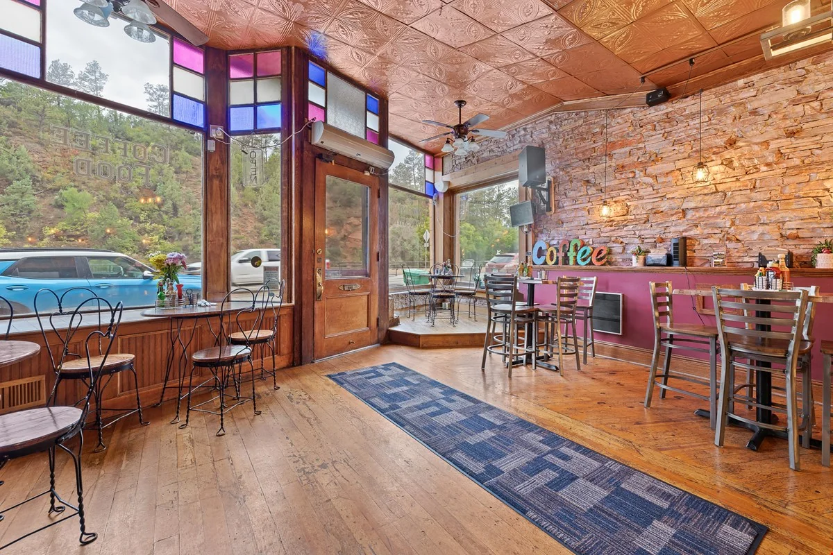 Retail Front with appartment — Sale in Hot Springs, SD, photo 3 of 8