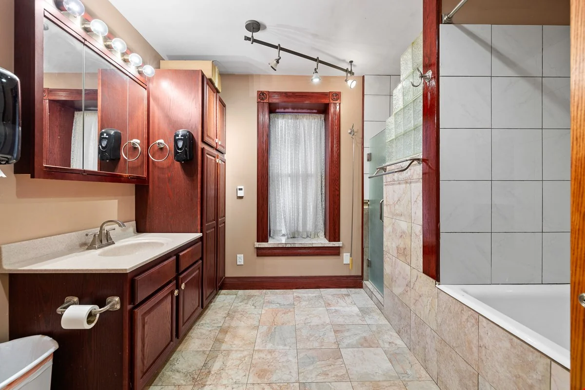 Retail Front with appartment — Sale in Hot Springs, SD, photo 4 of 8