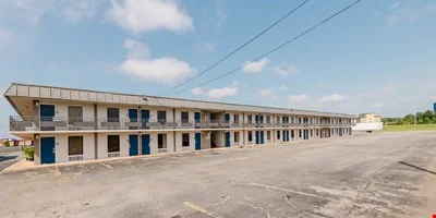 Motel 6 + Studio 6 — Sale in Perry, GA, photo 3 of 8