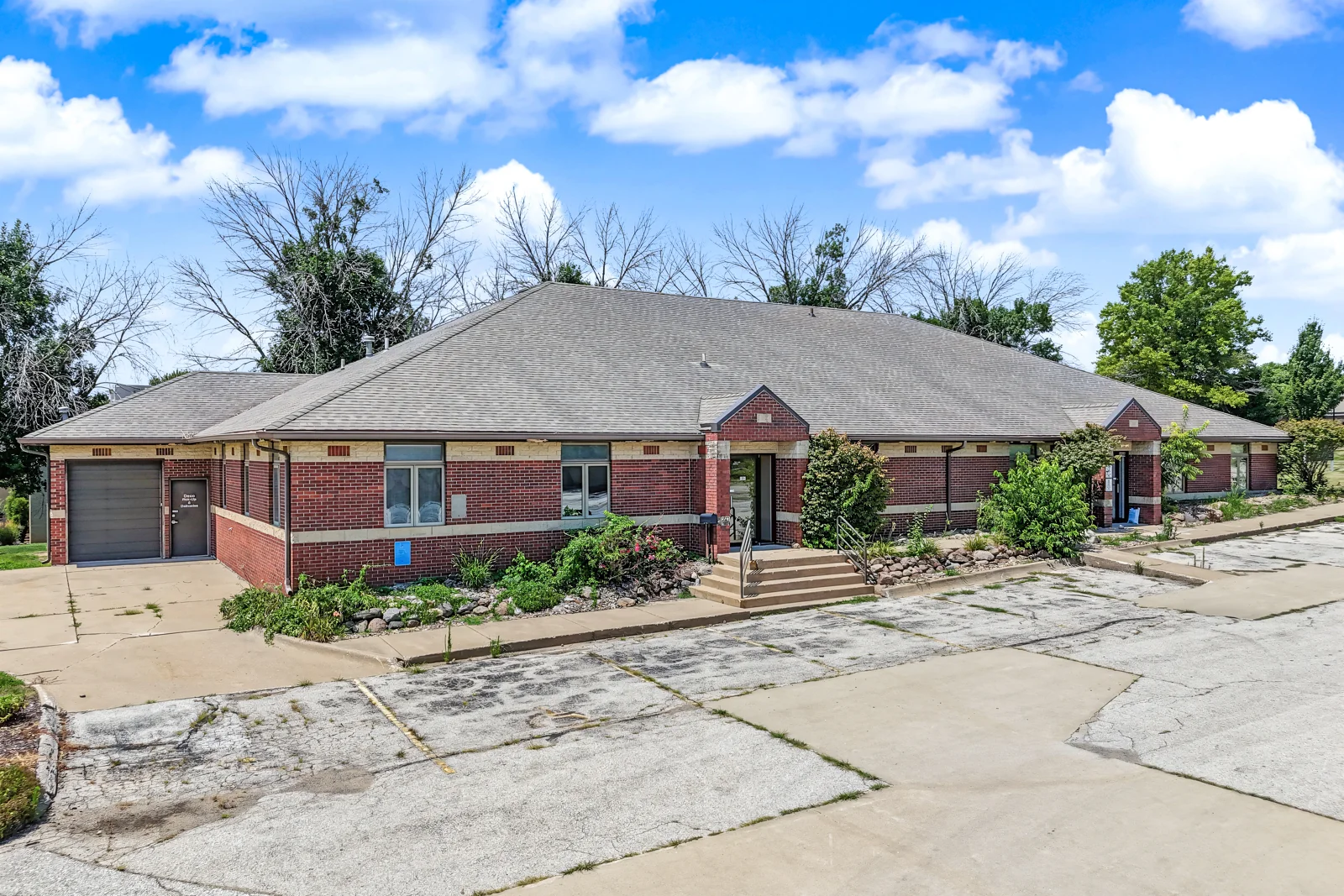 Office in Urbandale, IA — Sale in Urbandale, IA, photo 1 of 3