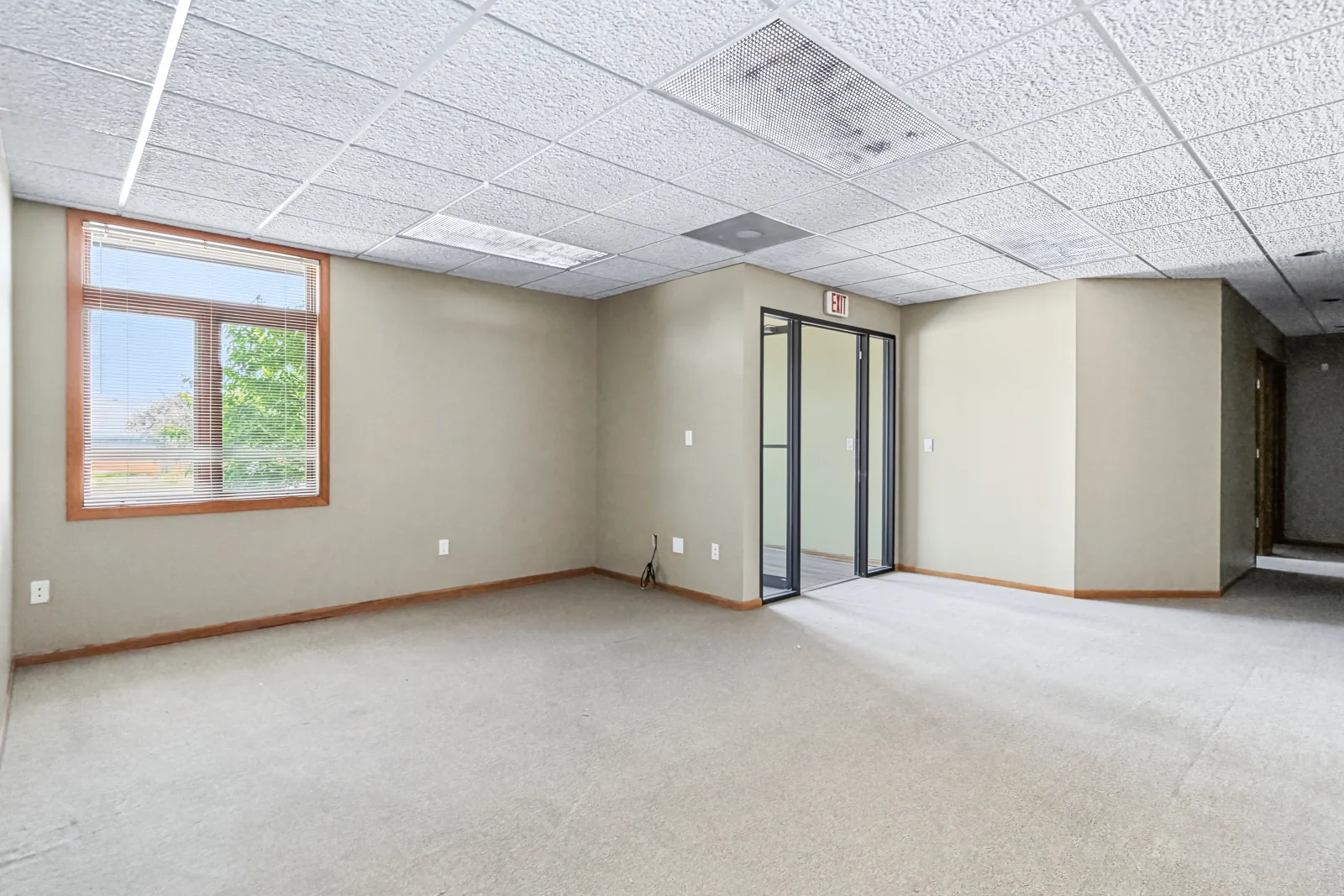 Office in Urbandale, IA — Sale in Urbandale, IA, photo 2 of 3