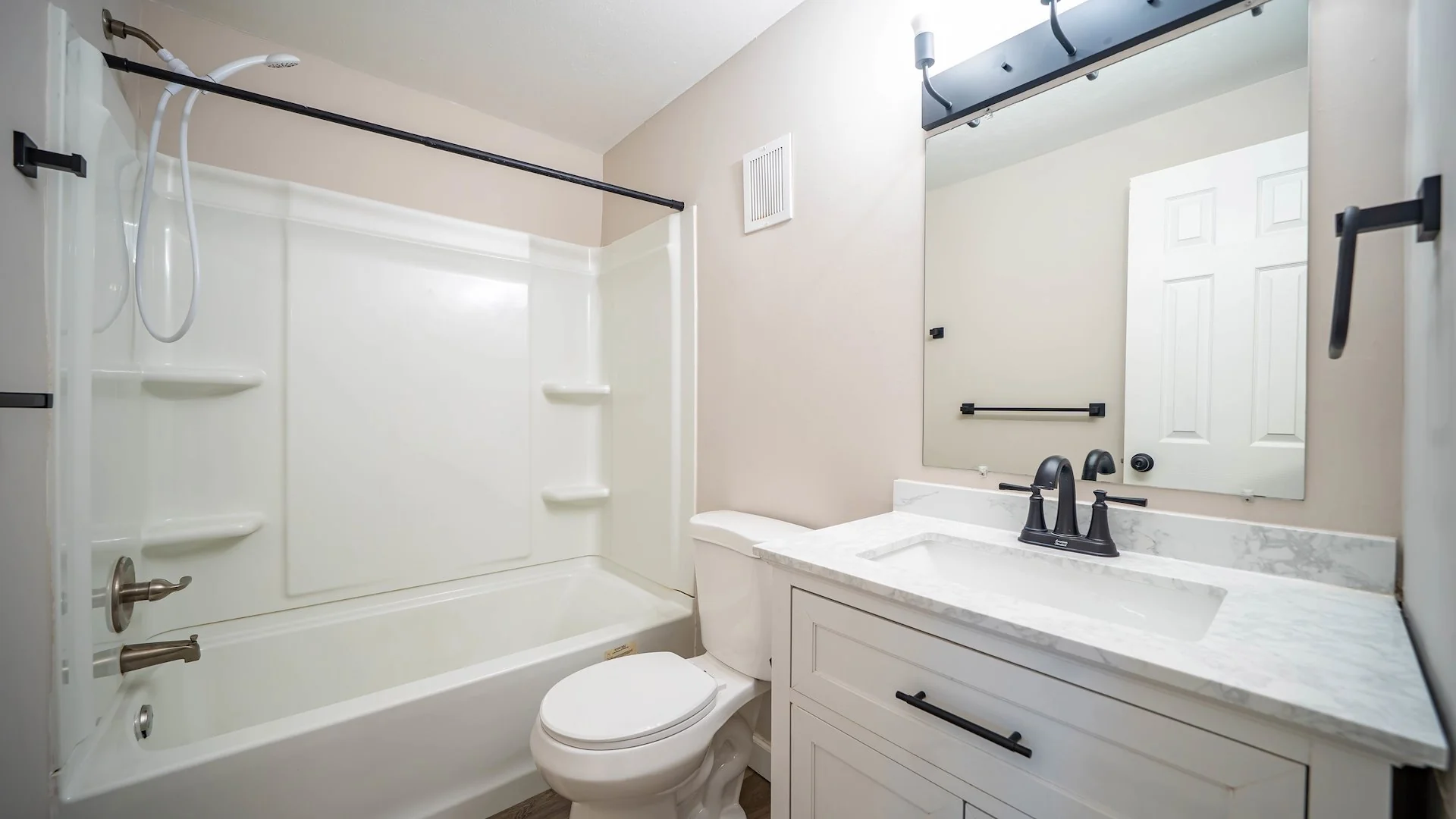 Golf Crest Manor — Sale in Lorain, OH, photo 2 of 6