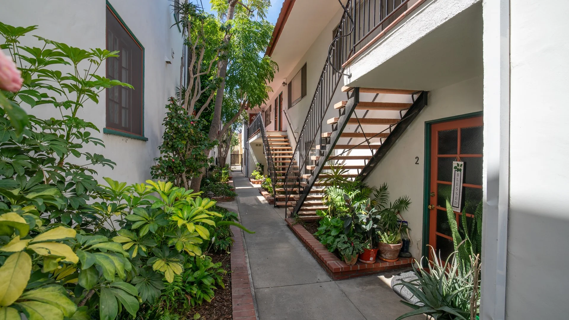 825 Roswell Ave — Sale in Long Beach, CA, photo 3 of 6
