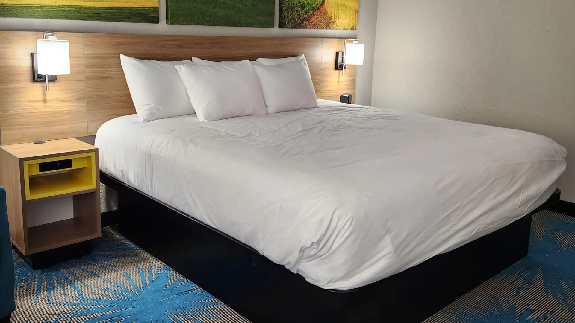 Baymont by Wyndham & Days Inn by Wyndham Davenport — Sale in Davenport, IA, photo 2 of 4