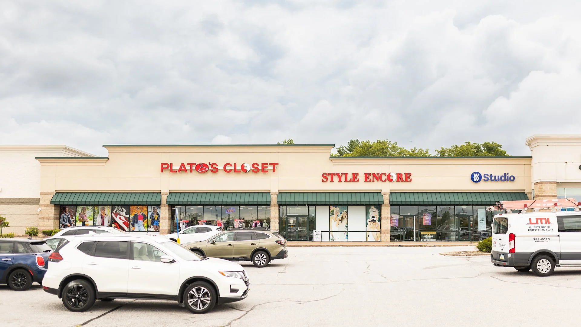 Plato’s Closet / Style Encore / Weight Watchers — Sale in Davenport, IA, photo 1 of 6
