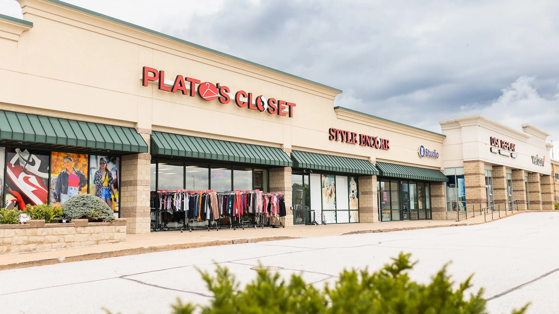Plato’s Closet / Style Encore / Weight Watchers — Sale in Davenport, IA, photo 2 of 6
