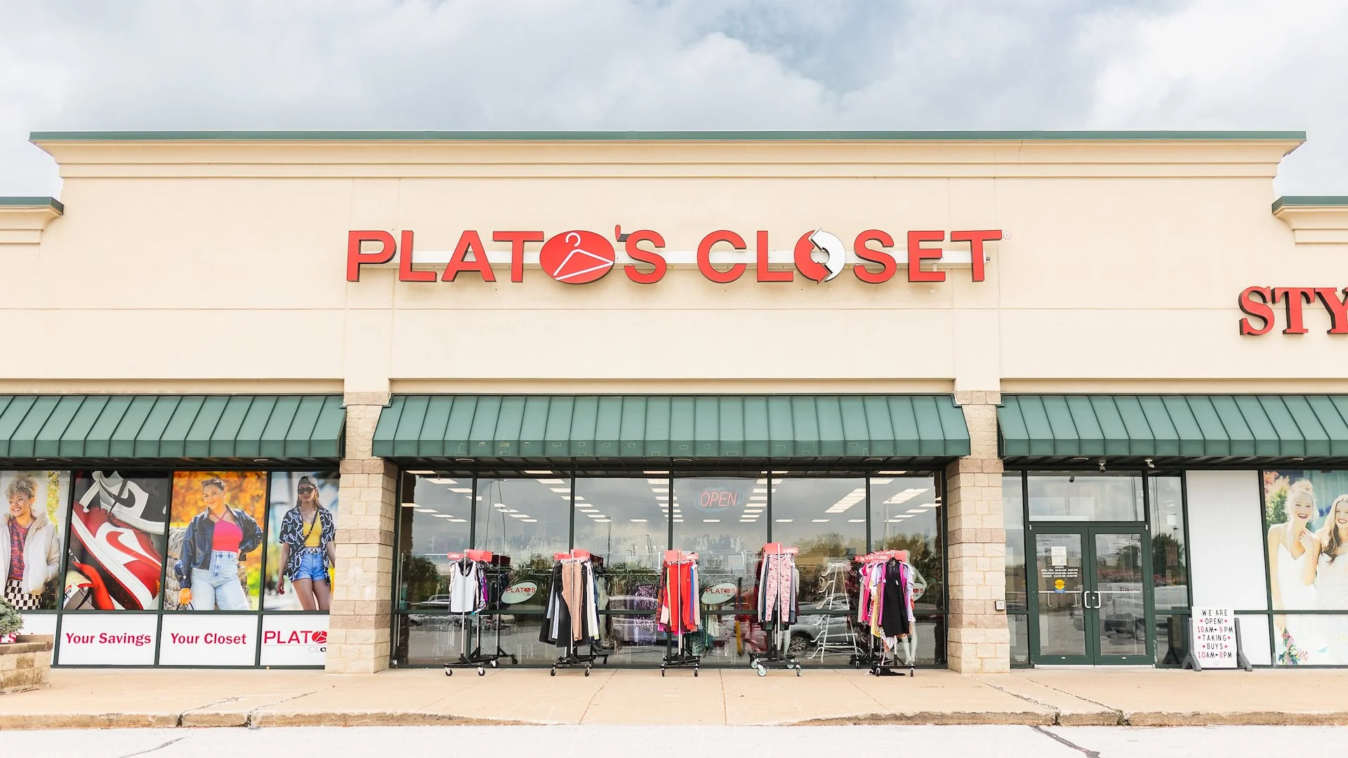 Plato’s Closet / Style Encore / Weight Watchers — Sale in Davenport, IA, photo 3 of 6