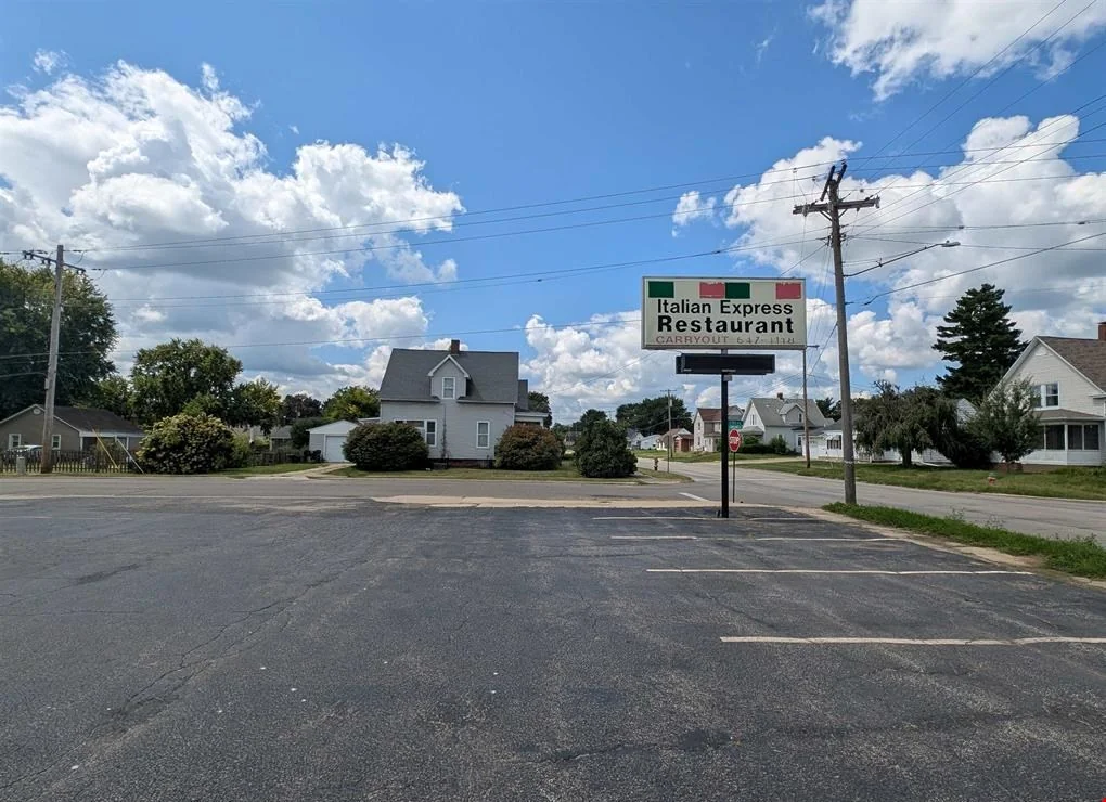 1112 E Chestnut St — Sale in Canton, IL, photo 6 of 8