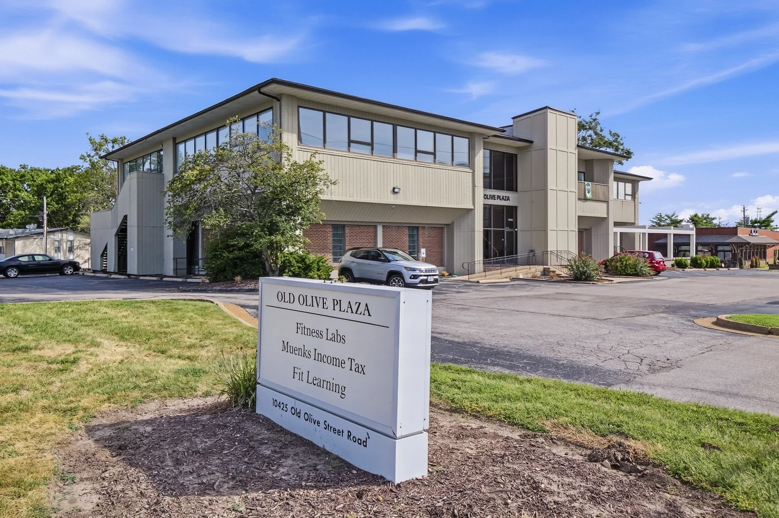 Office in Creve Coeur, MO — Sale in Creve Coeur, MO, photo 1 of 8