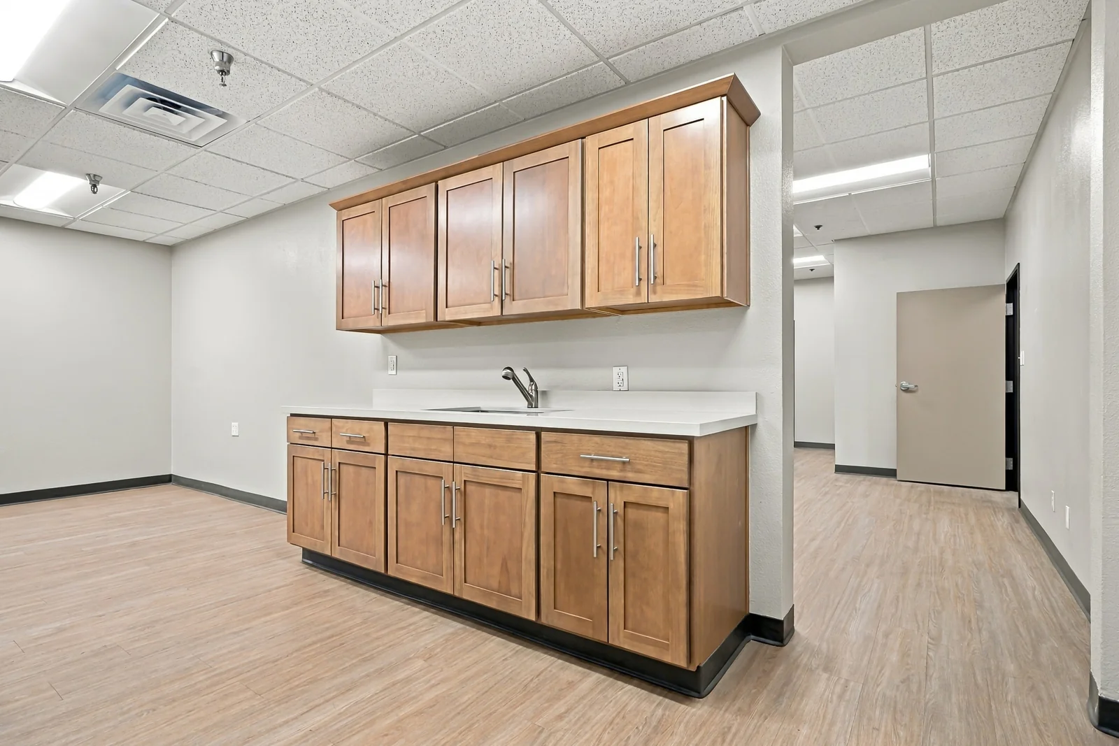 6355 Windy Rd. — Lease in Las Vegas, NV, photo 2 of 5