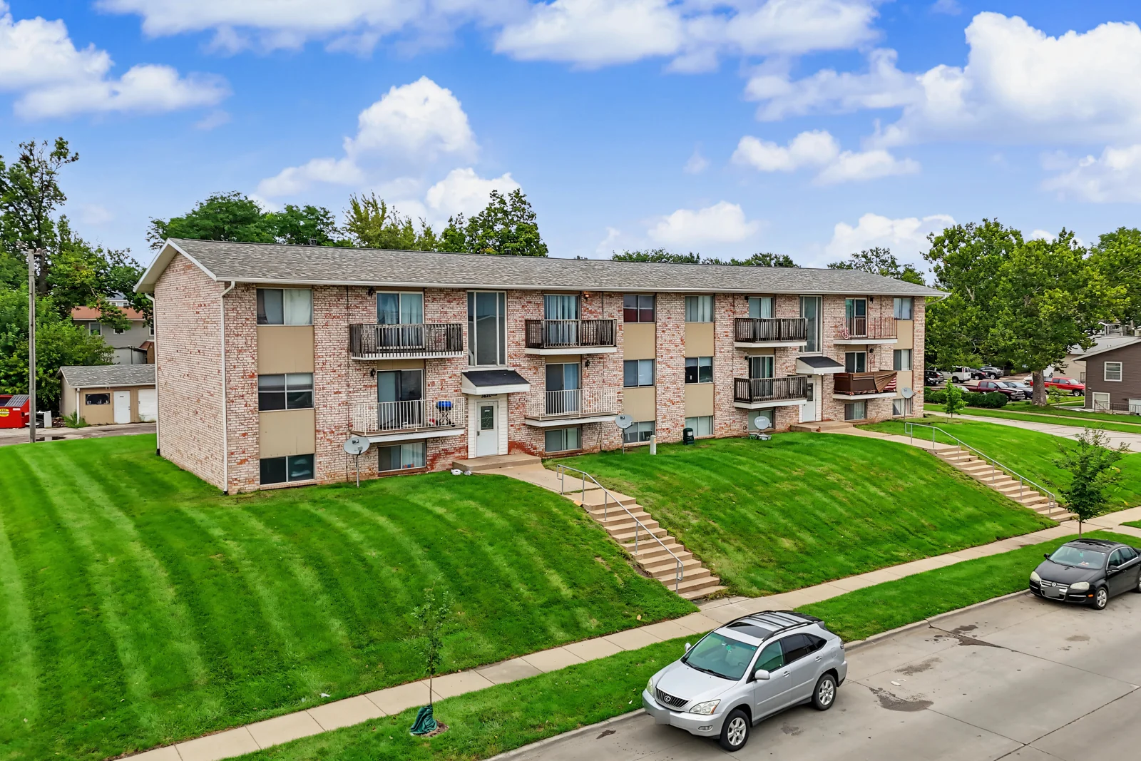 Northview Apartments — Sale in Cedar Rapids, IA, photo 1 of 8