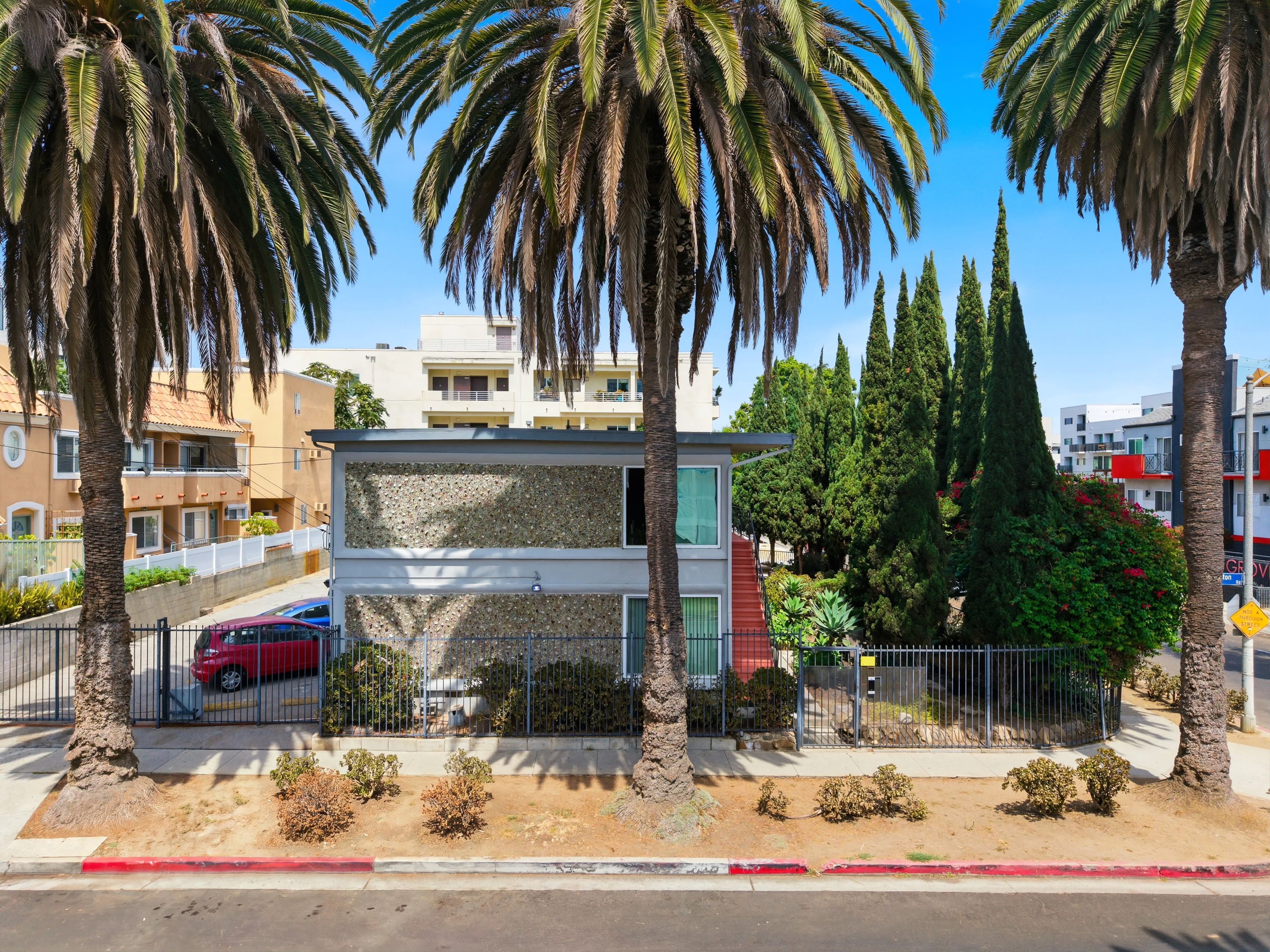 11841 Avon Way — Sale in Los Angeles, CA, photo 2 of 8