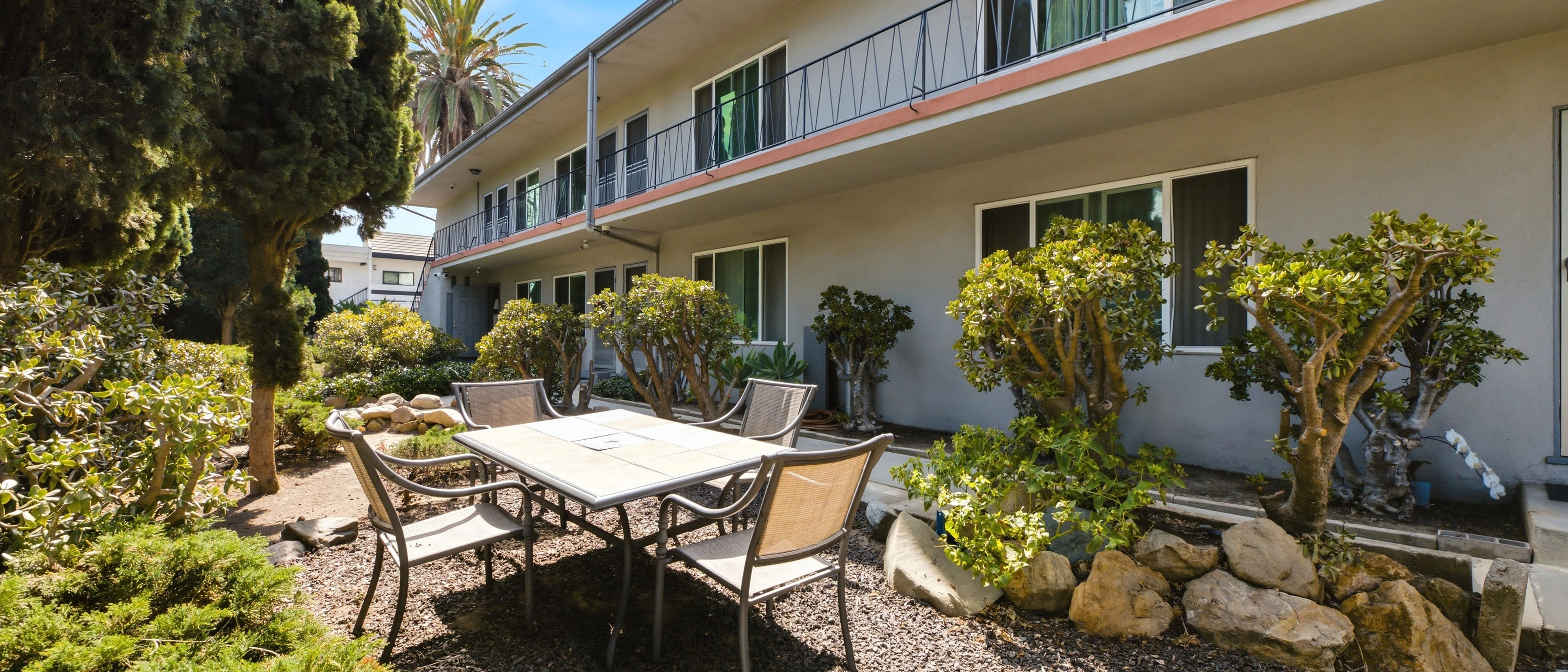 11841 Avon Way — Sale in Los Angeles, CA, photo 4 of 8