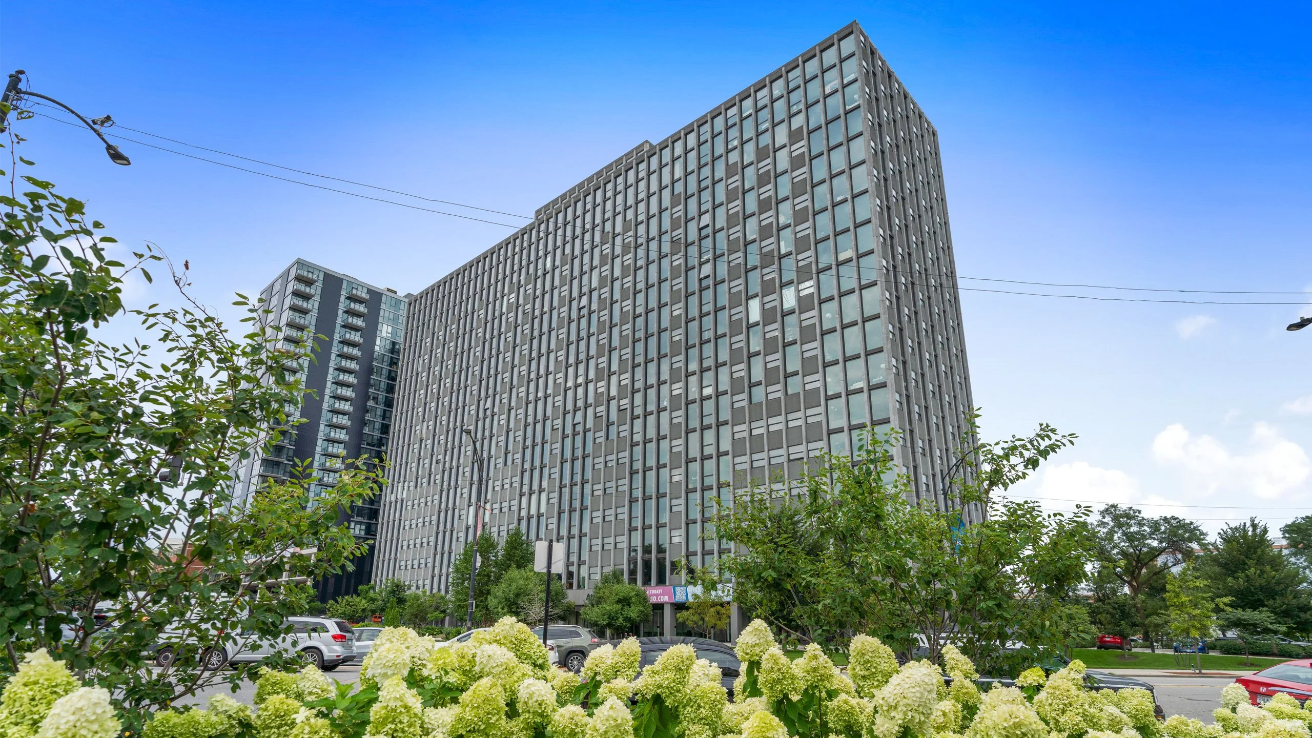 Atrio Apartments — Sale in Chicago, IL, photo 1 of 8