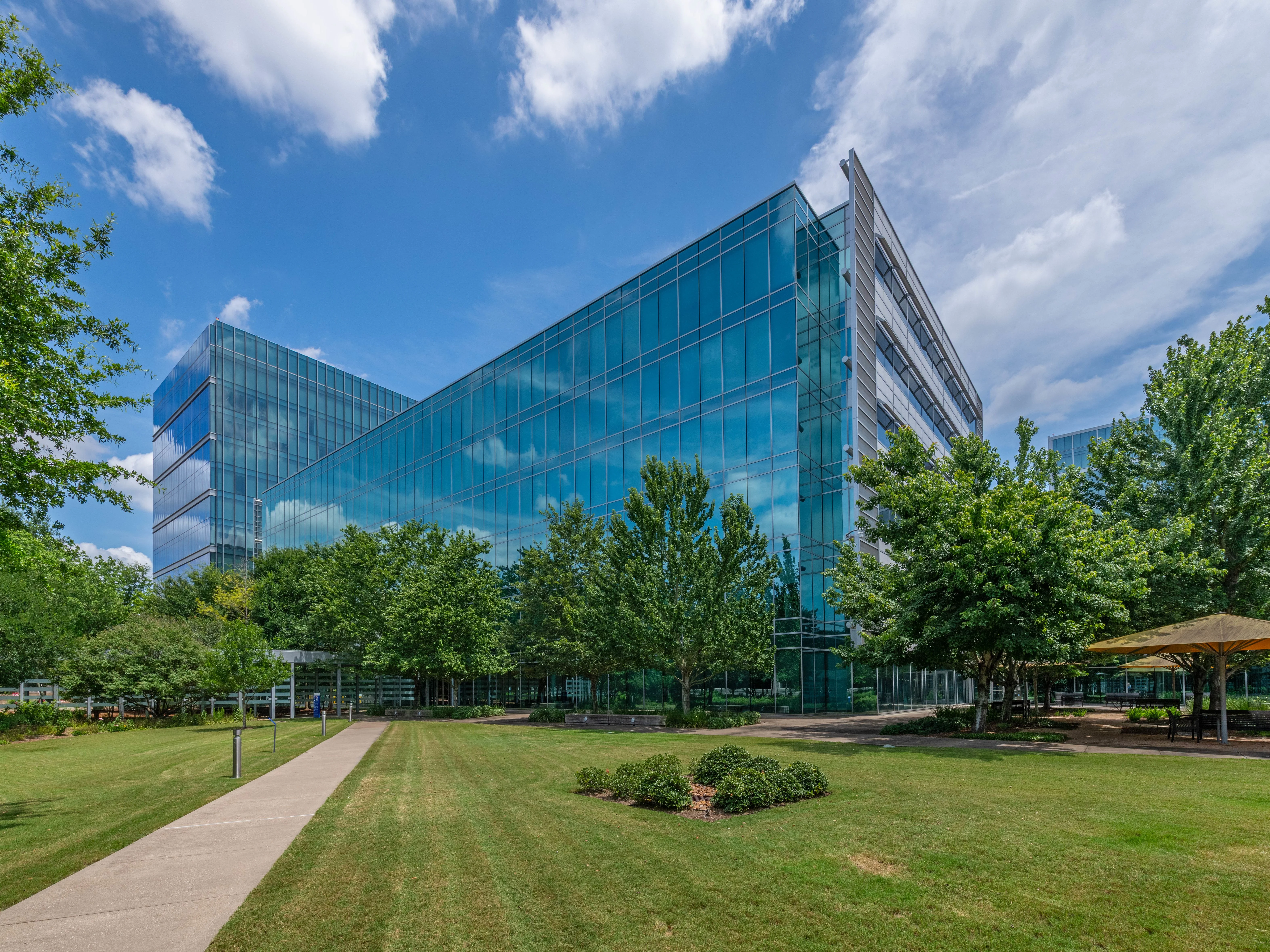 Shell USA HQ Campus — Sale in Houston, TX, photo 2 of 8