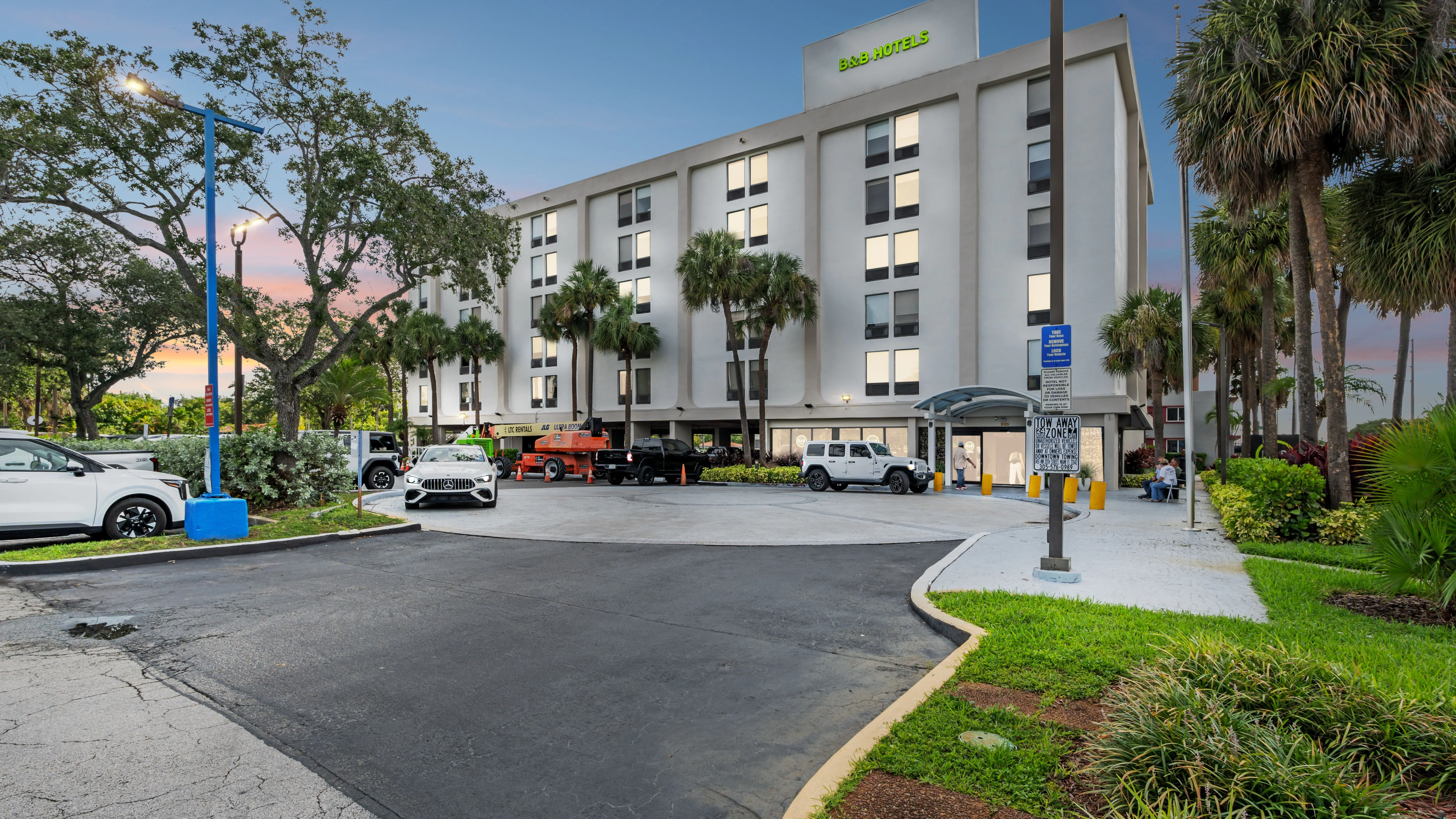 B&B Hotel - Miami International Airport — Sale in Miami Springs, FL, photo 1 of 8