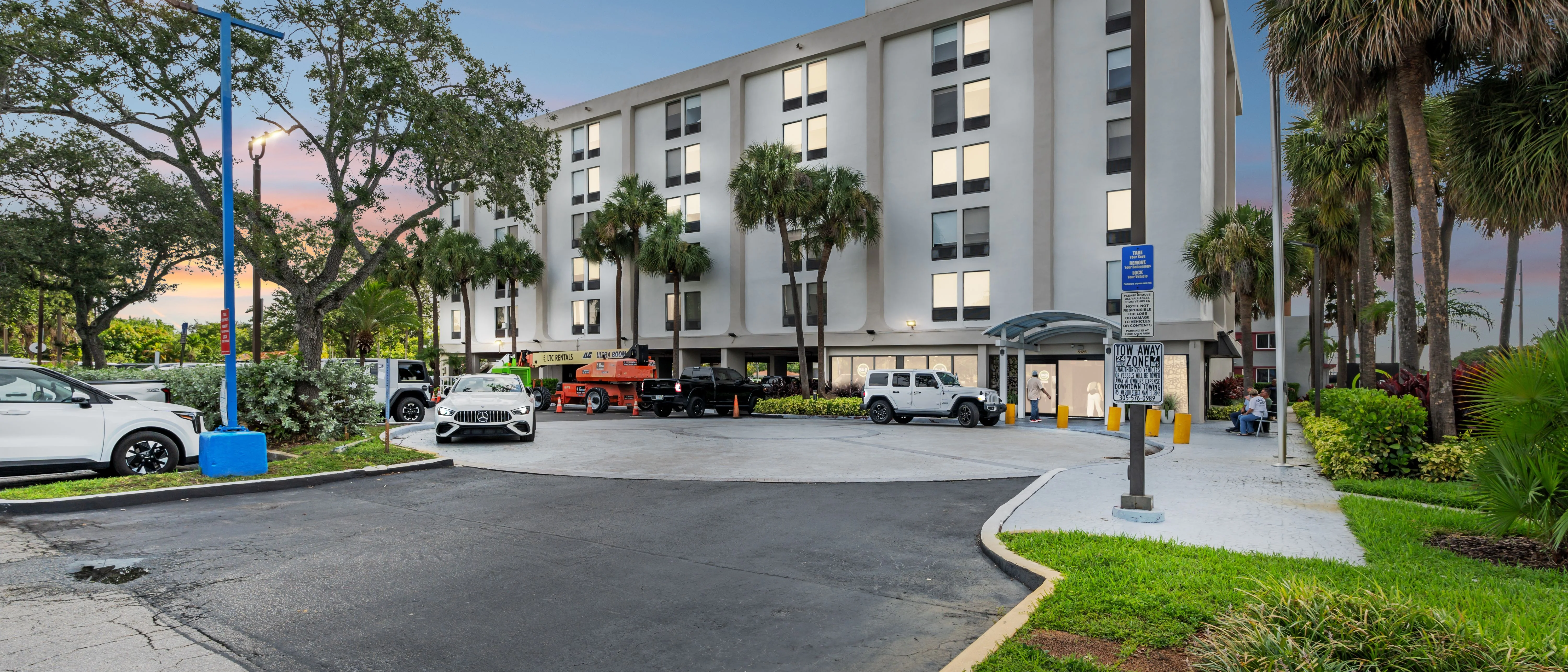 B&B Hotel - Miami International Airport — Sale in Miami Springs, FL, photo 3 of 8