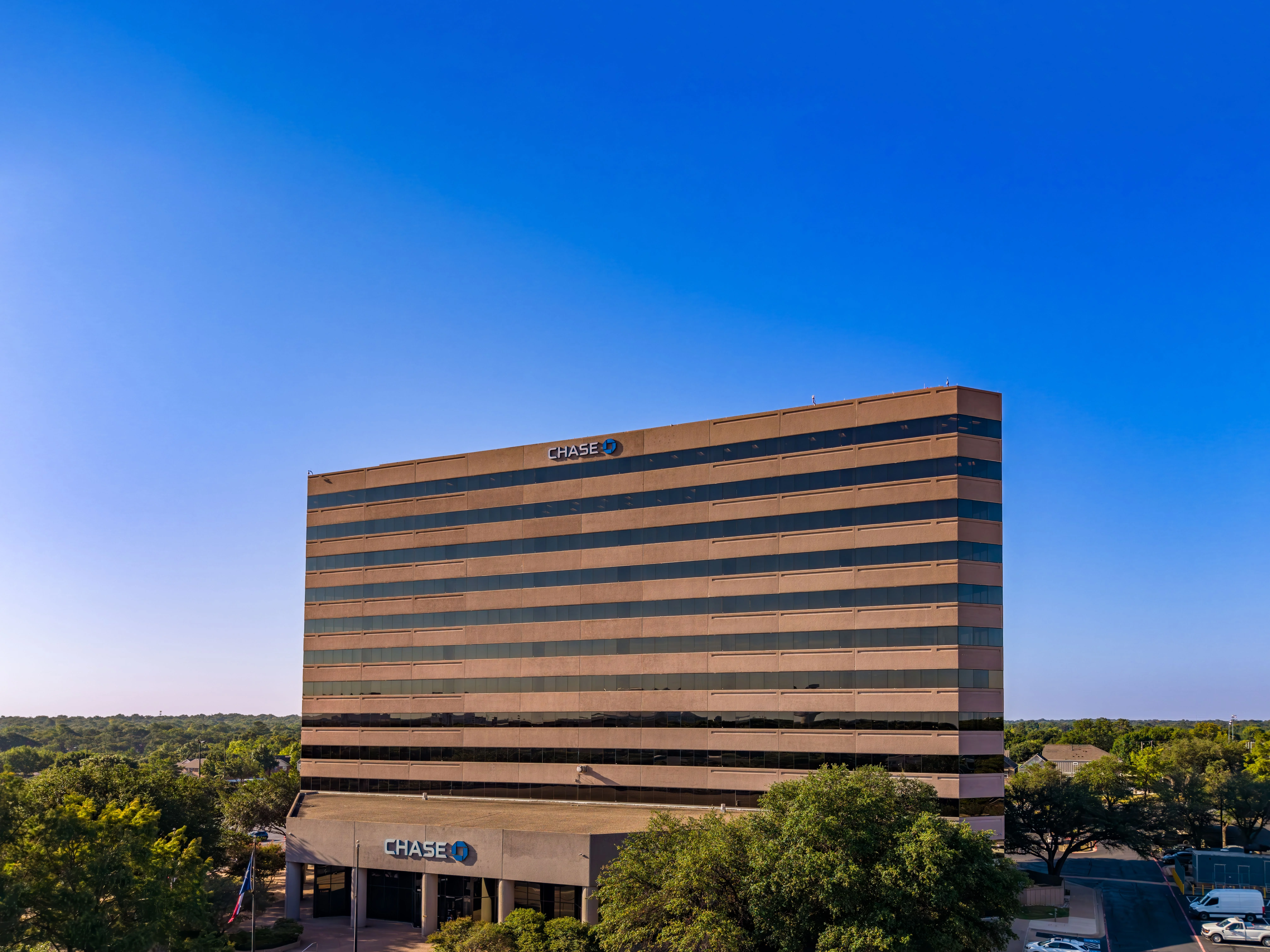 500 E Border — Sale in Arlington, TX, photo 2 of 8